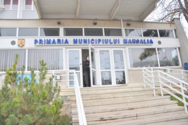 Femeia moartă după ce a căzut de la etajul doi al Primăriei Mangalia, era în afara orelor de program